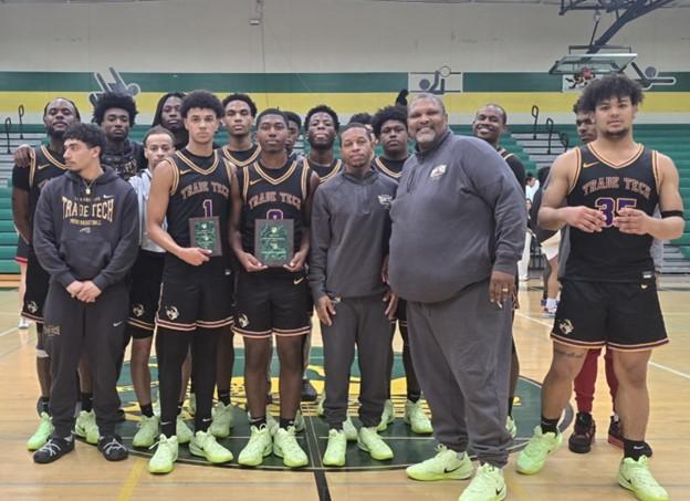 (Left) Enzo (second in the front row) with his teammates, along with Men’s Head Coach Sherwyn Morgan (fifth in the front row) at the Grossmont College Invitational in December 2024