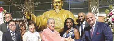 Lee Seok (center), grandson of Emperor Gojong of Korea, shakes hands with LACCD Chancellor Francisco Rodriguez during the unveiling of the statue of King Sejong the Great at Los Angeles City College (LACC) on October 5.